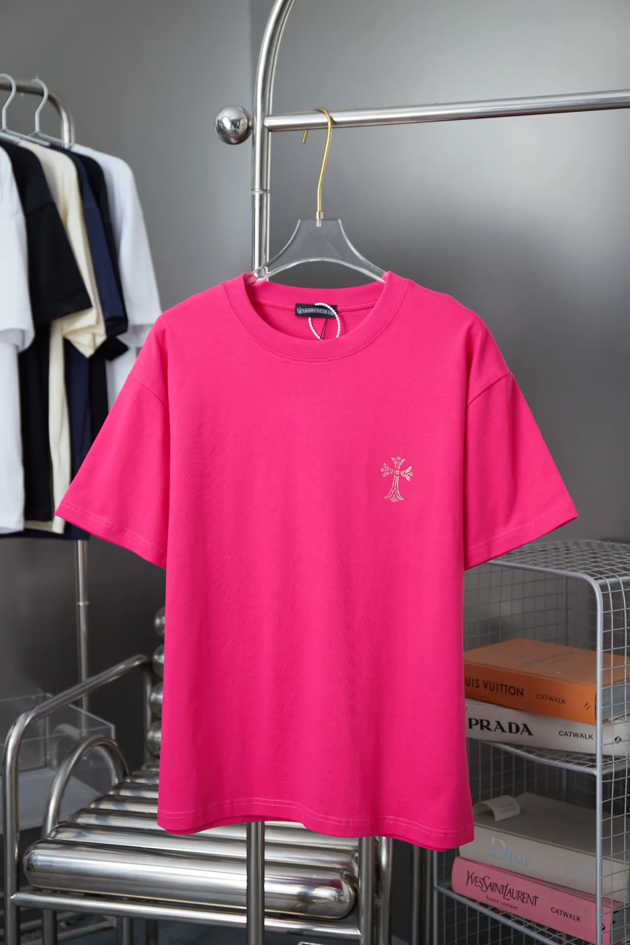 🅿️190 Ch*ome Hearte 25SS early spring new style Crow heart graffiti printed hot diamond short sleeves Light luxury essential item for daily commuting for men and women Correct version Welcome to compare Detailed features · 320g 100% pure cotton double yarn jersey fabric · Custom dyed in the same cylinder, special thickened 32 pieces double-strand 1X1 thread · Digital direct printing ➕Imported Australian pearlescent diamonds · Double needle stitching and cross-stitch technology · Original main mark, washed tag, brand moisture-proof paper packaging Color: black/white/rose red/grey Size: S/M/L/XL